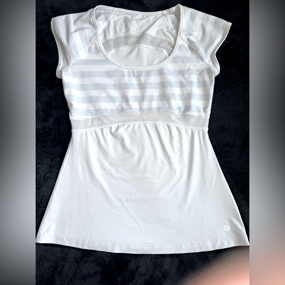 🍋 Lululemon Size 6 Short Sleeved Top
